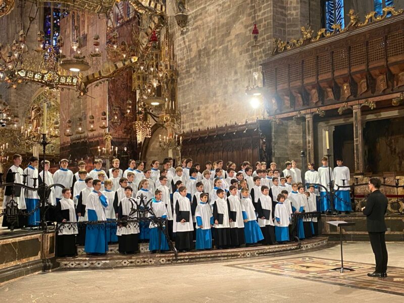 Els Blauets de Lluc i l'Escolania de Montserrat canten plegats a la Seu