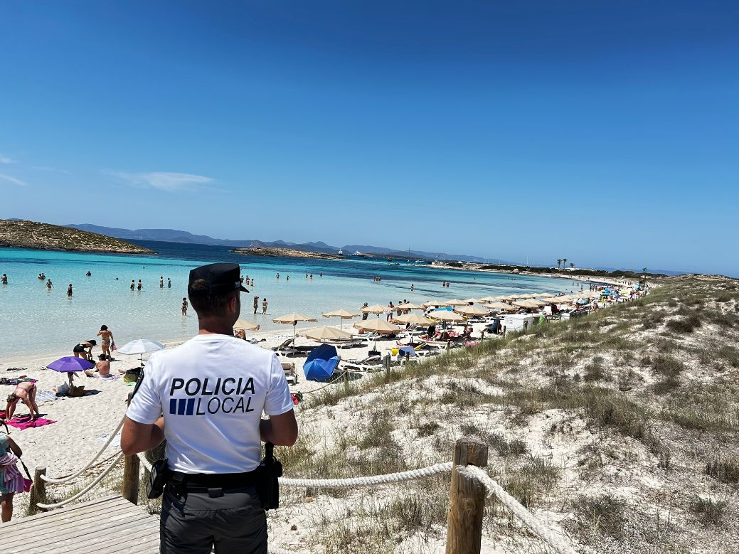 Formentera posa en marxa la Unitat de Platges de la Policia Local per lluitar contra la venda ambulant