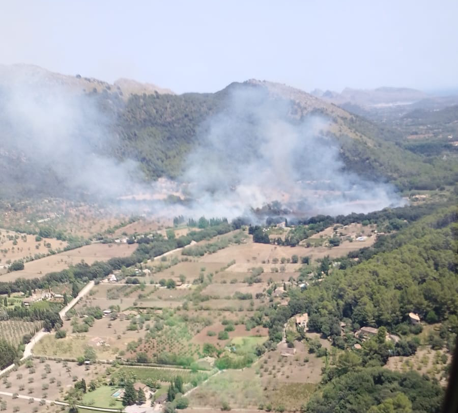 Un incendi al voltant de la carretera de Pollença a Lluc