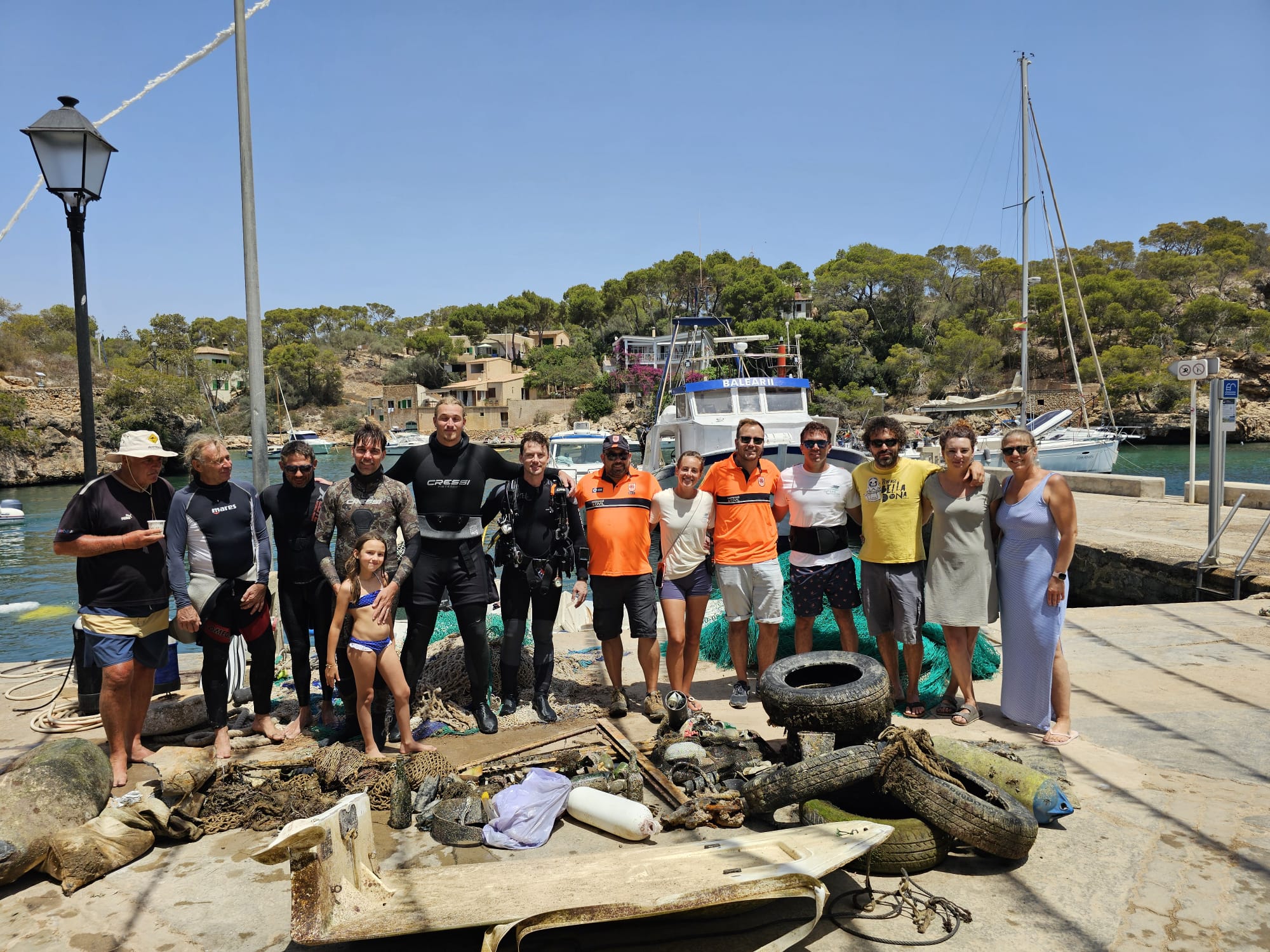 Voluntaris extreuen una tona de fems del fons marí de Cala Figuera