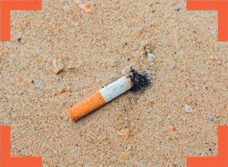 Més de 2.000 milions de cigarretes es varen consumir a les Illes Balaers l’any 2023. Com a conseqüència, el residu resultant arriba a xifres astronòmiques. A més, les incòmodes i omnipresents llosques de tabac abandonades al medi, s’han convertit en el residu més abundant en les platges de la regió occidental del Mediterrani. “Per això, un any més, val la pena posar-hi el focus”, adverteixen des de l’entitat Rezero, que aporta aquestes xifres mitjançant un comunicat de premsa. Desvetllen que “una sola llosca de tabac és una petita arma de destrucció massiva”. La seva toxicitat, expliquen, es concentra al filtre, 100% plàstic, concretament, acetat de cel·lulosa no biodegradable. Només una llosca pot arribar a afectar la qualitat de 1.000 litres d’aigua i mantenir-se al medi fins a 15 anys. “Si amb aquestes dades pensam que del total de deixalles marines recollides, el 25,33% són llosques de tabac, podem fer càlculs del desastre acumulat, del cost pels ecosistemes i finalment del cost per tots nosaltres”, detallen. En un comunicat emès ahir, adverteixen que “la degradació del medi és una constant motivada per uns hàbits de consum inconscients que interpel·la a tothom. En podem ser causants, però també som víctimes. Patim la degradació del medi i també sufragam el cost econòmic de la neteja, recollida i gestió dels residus”. En el cas de les llosques, i posant com a exemple només la província de Barcelona, resumeixen que el cost anual arriba als 74 milions d’euros. Europa apel·la a la responsabilitat ampliada del productor, perquè sigui la indústria tabacalera qui assumeixi els costos de conscienciació, així com els de la recollida, transport i tractament de les llosques. A la Ley de residuos y suelos contaminados de l’Estat Espanyol es va contemplar l’obligació, però tot i que és una llei del 2022, actualment el cost recau exclusivament en els ajuntaments. Què està passant? Mentre els tempos de l’administració ens obliguen a esperar l’aprovació d’un Real Decret que permeti desplegar aquesta mesura, “què passaria si ens atrevíssim a anar més lluny?”, es demanen des d’aquesta organització. Pensant en com reduir dràsticament l’abandonament de llosques al medi natural més enllà de campanyes de conscienciació, prohibicions o d’encarir el producte pensant en l’efecte dissuasori, des de Rezero han estudiat l’aplicació del sistema de dipòsit, devolució i retorn (SDDR). “Amb el SDDR, de la mateixa manera que passa amb els envasos, els productors assumirien els costos d’infraestructures, de logística i de tractament, però a més, s’aconseguiria la recollida selectiva de les llosques per tractar-les i valorar el material”, comenten.
