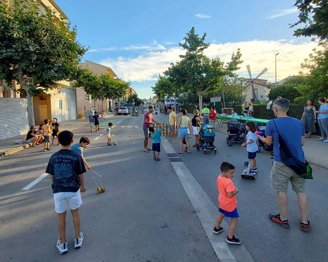 Binissalem recupera els carrers per als infants tancant-los al trànsit i organitzant jocs